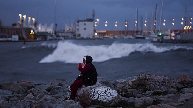 Pl� La Barceloneta a velk� vlny z p�ech�zej�c� bou�e v Barcelon�. (26. prosince 2025)