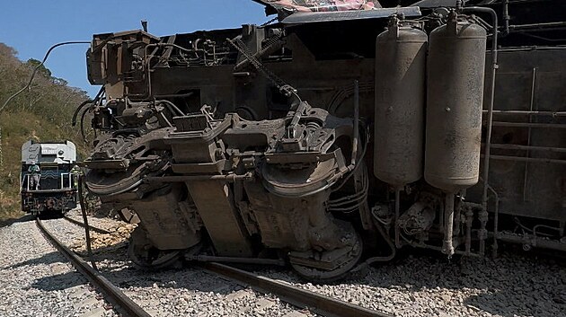 Nejméně 13 lidí zahynulo při vykolejení vlaku v Mexiku. Stovka utrpěla zranění