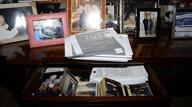 Na sn�mku pracovn�ho stolu je vid�t i fotografie Donalda Trumpa.