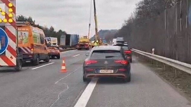 Hromadn� nehoda blokuje provoz na D5. (22. prosince 2025)