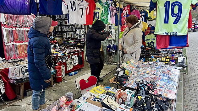 Vietnamsk� tr�nice v H�ensku. V�e mus� do konce roku z chodn�ku pry� � stoly se zbo��m i zast�e�en�. (prosinec 2025)