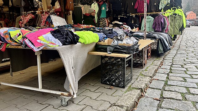 Vietnamsk� tr�nice v H�ensku. V�e mus� do konce roku z chodn�ku pry� � stoly se zbo��m i zast�e�en�. (prosinec 2025)