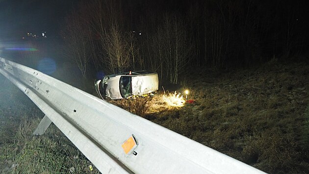 P�i pr�jezdu pravoto�ivou zat��kou narazilo auto po smyku do svodidel. B�hem toho, co se auto p�evracelo p�i p�du ze svahu, z n�j vypadla nep�ipoutan� spolujezdkyn�. (27. prosince 2025)