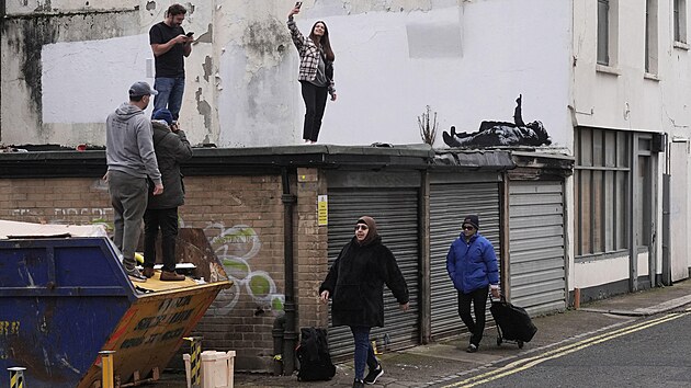 Banksyho d�lo nad gar�emi v Bayswater v Lond�n�. (22. prosince 2025)