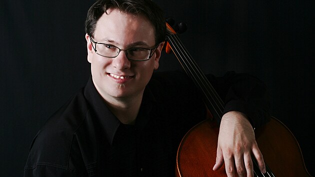�editel festivalu Jakuba Jana Ryby �imon Ka�ka je z�rove� profesion�ln�m hr��em na violoncello a ��dil rovn� karlovarsk� symfonick� orchestr.