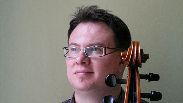�editel festivalu Jakuba Jana Ryby �imon Ka�ka je z�rove� profesion�ln�m hr��em na violoncello a ��dil rovn� karlovarsk� symfonick� orchestr.
