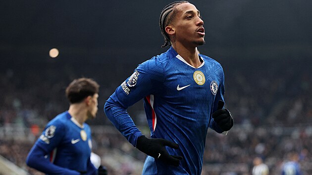 Úto�ník João Pedro z Chelsea oslavuje vst�elený gól.