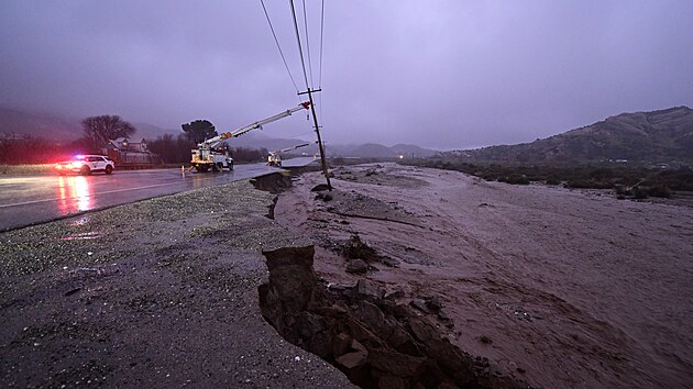Kalifornii zas�hly bou�ky a siln� de�t�, kter� v n�kter�ch regionech tohoto z�padoamerick�ho pob�e�n�ho st�tu zp�sobily z�plavy. (25. prosince 2025)
