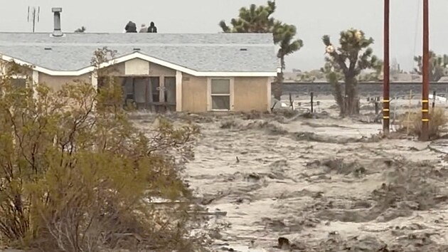 Kalifornii zas�hly bou�ky a siln� de�t�, kter� v n�kter�ch regionech tohoto z�padoamerick�ho pob�e�n�ho st�tu zp�sobily z�plavy. (25. prosince 2025)