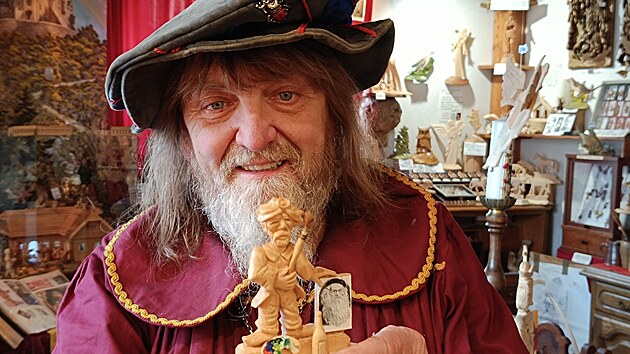 �ezb�� Jaroslav Bene� s figurkou Petra Heriga