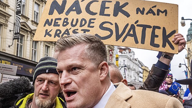 Praha 17.11.2025 Pietn�mi akcemi, happeningy, pr�vody a koncerty si �esko v pond�l� p�ipom�n� 36 let od po��tku p�du komunistick�ho re�imu a 86 let od uzav�en� vysok�ch �kol nacisty. Na N�rodn� t��du dorazili davy lid�, politici a osobnosti p�ich�zej� vzd�t hold k pomn�ku. Mezi prvn�mi p�i�el Andrej Babi� �i prezident Petr Pavel. Na sn�mku Filip Turek (Motorist� sob�). (17. listopadu 2025)