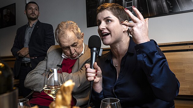 P�edvolebn� debata hnut� Sta�ilo v pivovaru Cobolis.. Jana Mal��ov�, Milo� Zeman. (2. ��jna 2025)