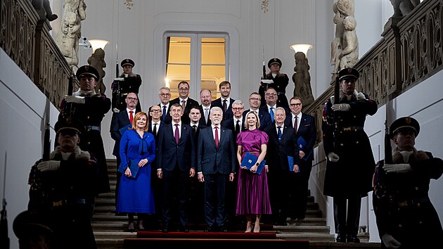 Pra�sk� hrad. Prezident republiky Petr Pavel v pond�l� 15. prosince 2025  na Pra�sk�m hrad� jmenoval �leny vl�dy �esk� republiky. Premi�r Andrej Babi�, Alena Schillerov� � ministryn� financ�, Karel Havl��ek � ministr pr�myslu a obchodu, Adam Vojt�ch � ministr zdravotnictv�, Robert Plaga � ministr �kolstv�, ml�de�e a t�lov�chovy, Lubom�r Metnar � ministr vnitra, Zuzana Mr�zov� � ministryn� pro m�stn� rozvoj, Jeron�m Tejc � ministr spravedlnosti, Ale� Juchelka � ministr pr�ce a soci�ln�ch v�c�, Petr Macinka � ministr zahrani�n�ch v�c�, Oto Klemp�� � ministr kultury, Jarom�r Z�na � ministr obrany, Ivan Bedn�rik � ministr dopravy, Martin �ebesty�n � ministr zem�d�lstv�, Boris ��astn� � ministr pro sport, prevenci a zdrav�. Premi�r Andrej Babi�.