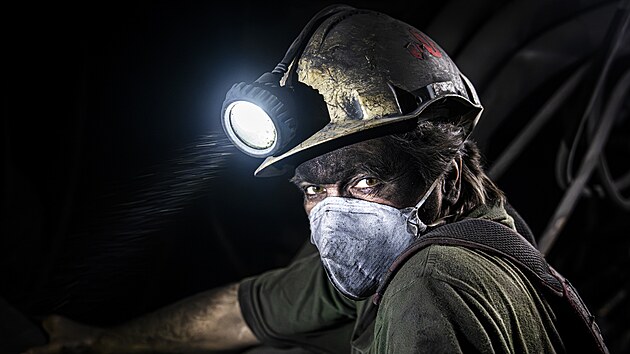 Report� z kon��c� t�by �ern�ho uhl� v dole �SM pat��c� OKD ve Stonav� na Karvinsku (9. prosince 2025)