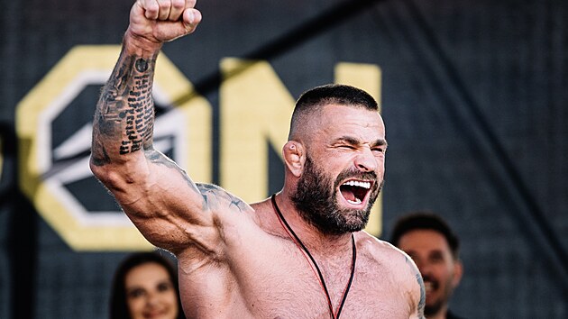 Karel V�mola, p�ezd�van� Termin�tor, je nejzn�m�j��m z�pasn�kem MMA v �esku, kde tento sport zpopularizoval. Vznikl o n�m dokonce celove�ern� filmov� dokument Karlos.