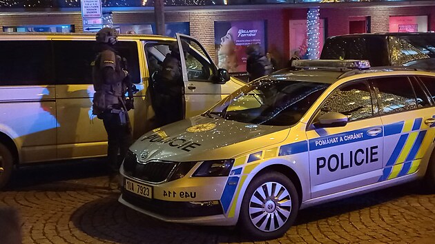 Policist� v sobotu odpoledne evakuovali obchodn� centrum v Teplic�ch. Anonym hrozil st�elbou.