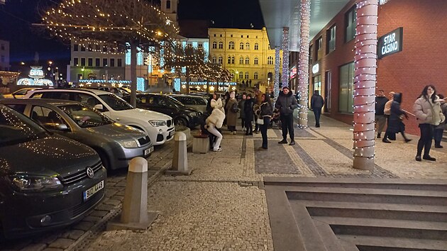 Policist� v sobotu odpoledne evakuovali obchodn� centrum v Teplic�ch. Anonym hrozil st�elbou.