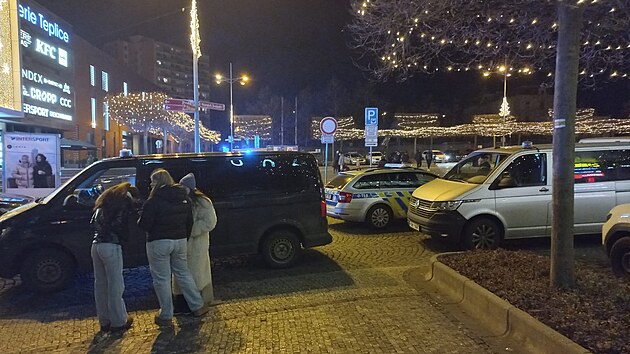 Policist� v sobotu odpoledne evakuovali obchodn� centrum v Teplic�ch. Anonym hrozil st�elbou.