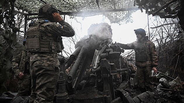 D�lost�elci 44. samostatn� d�lost�eleck� brig�dy Ozbrojen�ch sil Ukrajiny st��lej� z houfnice M777 na protivn�ka v Dn�propetrovsk� oblasti na Ukrajin�. (24. prosince 2025)
