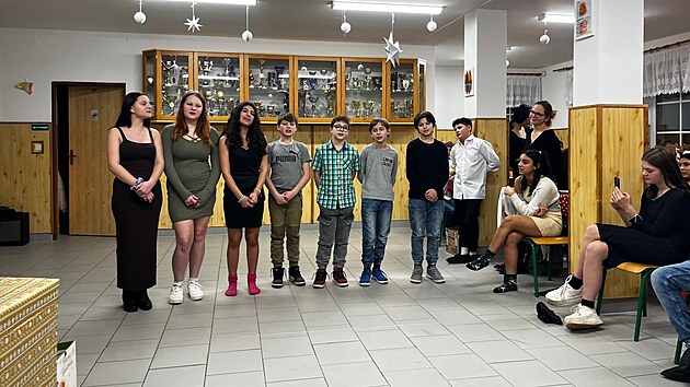 D�tsk� domov se �kolou nav�t�vuje zhruba �ty�icet d�t�. Na �t�dr� den jich z�st�v� obvykle kolem osmi.