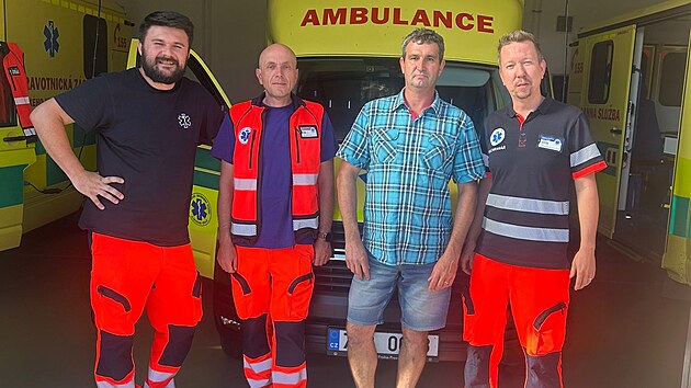 Nehoda v Byst�ici pod Host�nem, p�i kter� Zden�k Nedorost (vpravo) zachr�nil �idi�e s infarktem a z�stavou srdce. (�erven 2025)