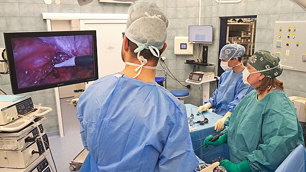 Opera�n� t�m ostravsk� fakultn� nemocnice v �ele vedouc� l�ka�kou Centra d�tsk� traumatologie a s chirurgie Ivanou Sl�vovou (v zelen�m) p�i unik�tn� operaci. (23. prosince 2025)