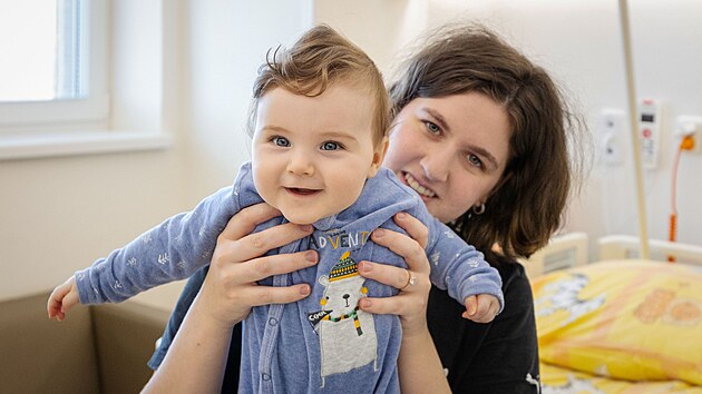 Chlape�ek Oliver se svou maminkou po �sp�n� operaci. (23. prosince 2025)