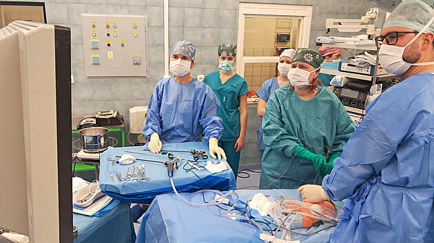 Opera�n� t�m ostravsk� fakultn� nemocnice v �ele vedouc� l�ka�kou Centra d�tsk� traumatologie a s chirurgie Ivanou Sl�vovou (v zelen�m) p�i unik�tn� operaci (23. prosince 2025)