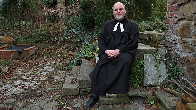 Far�� Pavel Jano��k p�sob� ve V�tkov� na Opavsku, ale je tak� kaplanem st�ediska Diakonie v Ostrav�. Zn�m�m se stal i spolupo��d�n�m experiment�ln�ch bohoslu�eb Hospodin v hospod� v Opav�. (20. prosince 2025)