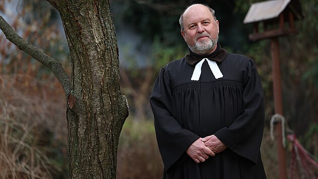 Far�� Pavel Jano��k p�sob� ve V�tkov� na Opavsku, ale je tak� kaplanem st�ediska Diakonie v Ostrav�. Zn�m�m se stal i spolupo��d�n�m experiment�ln�ch bohoslu�eb Hospodin v hospod� v Opav�. (20. prosince 2025)