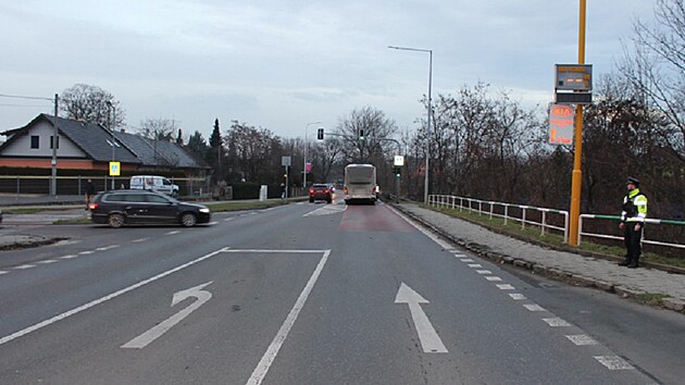 M�sto nehody, p�i kter� autobus srazil na p�echodu pro chodce �kol�ka. (17. prosince 2025)