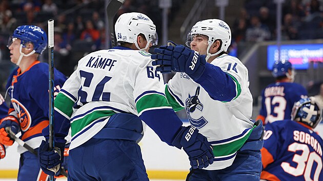 David K�mpf (vlevo) a Jake DeBrusk z Vancouveru se raduj� z g�lu proti New York Islanders.