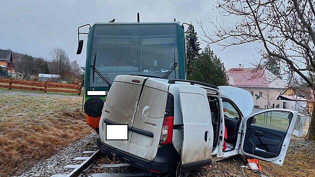 Nehoda se stala na nechr�n�n�m p�ejezdu v Leno�e na Prachaticku. (23. prosince 2025) 