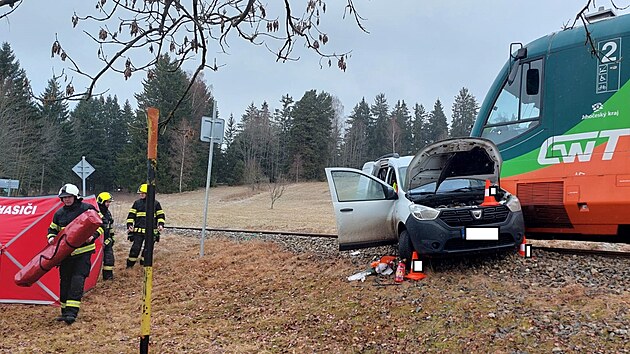 �idi� osobn�ho vozu nep�e�il st�et s vlakem. (23. prosince 2025) 