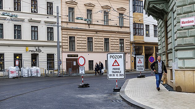 �doln� ulic�, kter� spojuje centrum Brna s Krav� horou, od soboty 20. prosince 2025 po v�c ne� roce op�t jezd� tramvaje. Auta si na pr�jezd �sekem mezi Mare�ovou a �vozem je�t� mus� po�kat, ne� se dokon�� pr�ce zejm�na na chodn�c�ch.