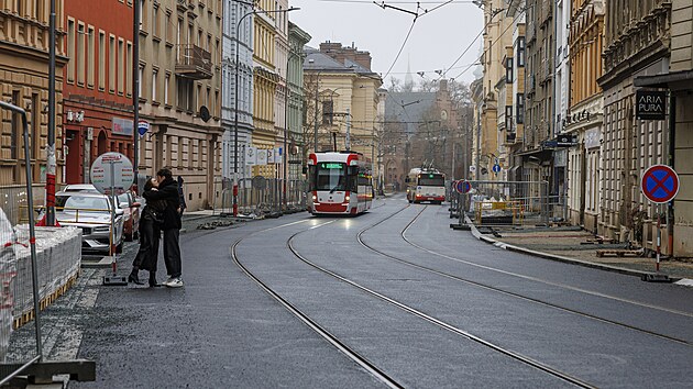 �doln� ulic�, kter� spojuje centrum Brna s Krav� horou, od soboty 20. prosince 2025 po v�c ne� roce op�t jezd� tramvaje a trolejbusy. Auta si na pr�jezd �sekem mezi Mare�ovou a �vozem je�t� mus� po�kat, ne� se dokon�� pr�ce zejm�na na chodn�c�ch.