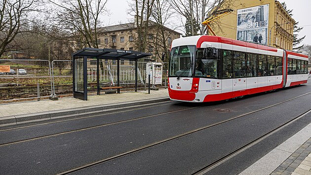 �doln� ulic�, kter� spojuje centrum Brna s Krav� horou, od soboty 20. prosince 2025 po v�c ne� roce op�t jezd� tramvaje. Auta si na pr�jezd �sekem mezi Mare�ovou a �vozem je�t� mus� po�kat, ne� se dokon�� pr�ce zejm�na na chodn�c�ch.