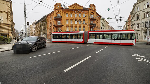 �doln� ulic�, kter� spojuje centrum Brna s Krav� horou, od soboty 20. prosince 2025 po v�c ne� roce op�t jezd� tramvaje. Auta si na pr�jezd �sekem mezi Mare�ovou a �vozem je�t� mus� po�kat, ne� se dokon�� pr�ce zejm�na na chodn�c�ch.