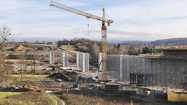 Stavba d�lni�n� estak�dy p�es Kon�insk� potok na trase D�b�nov � Litomy�l (13. listopadu 2025)