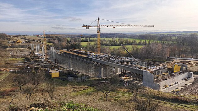 Stavba d�lni�n� estak�dy p�es Kon�insk� potok na trase D�b�nov � Litomy�l (13. listopadu 2025)