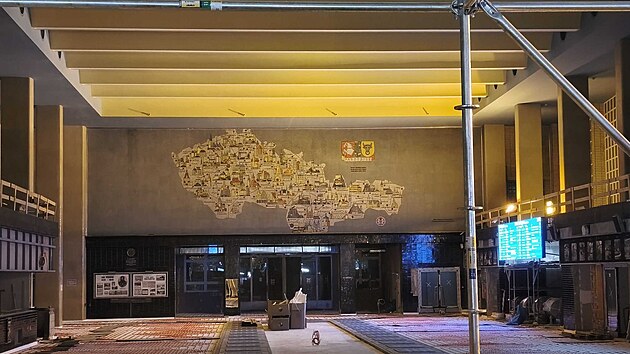 Odjezdov� hala pardubick�ho n�dra�� byla otev�ena v roce 1958 a dodnes jej� interi�r nedoznal p��li�n�ch zm�n. To by se nem�lo zm�nit ani po skon�en� st�vaj�c� rekonstrukce. P�esto se cestuj�c� do�kaj� v�t��ho komfortu, nap��klad i d�ky vyt�p�n� podlaze.