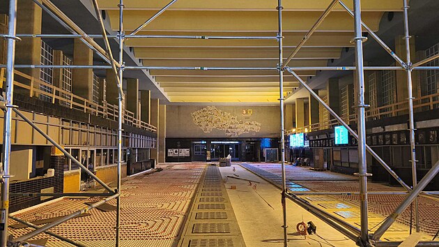 Odjezdov� hala pardubick�ho n�dra�� byla otev�ena v roce 1958 a dodnes jej� interi�r nedoznal p��li�n�ch zm�n. To by se nem�lo zm�nit ani po skon�en� st�vaj�c� rekonstrukce. P�esto se cestuj�c� do�kaj� v�t��ho komfortu, nap��klad i d�ky vyt�p�n� podlaze.