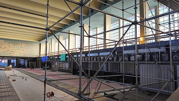 Odjezdov� hala pardubick�ho n�dra�� byla otev�ena v roce 1958 a dodnes jej� interi�r nedoznal p��li�n�ch zm�n. To by se nem�lo zm�nit ani po skon�en� st�vaj�c� rekonstrukce. P�esto se cestuj�c� do�kaj� v�t��ho komfortu, nap��klad i d�ky vyt�p�n� podlaze.