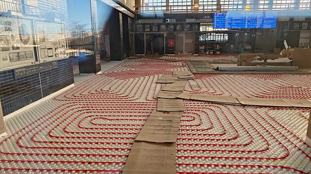 Odjezdov� hala pardubick�ho n�dra�� byla otev�ena v roce 1958 a dodnes jej� interi�r nedoznal p��li�n�ch zm�n. To by se nem�lo zm�nit ani po skon�en� st�vaj�c� rekonstrukce. P�esto se cestuj�c� do�kaj� v�t��ho komfortu, nap��klad i d�ky vyt�p�n� podlaze.