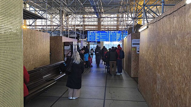 Odjezdov� hala pardubick�ho n�dra�� byla otev�ena v roce 1958 a dodnes jej� interi�r nedoznal p��li�n�ch zm�n. To by se nem�lo zm�nit ani po skon�en� st�vaj�c� rekonstrukce. P�esto se cestuj�c� do�kaj� v�t��ho komfortu, nap��klad i d�ky vyt�p�n� podlaze.