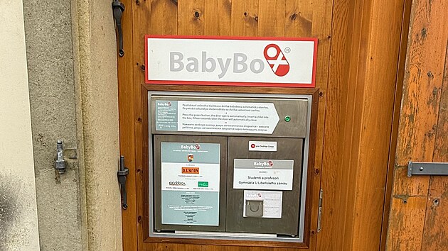 K babyboxu v Libni nedávno přidali ceduli, dnes do něj někdo odložil holčičku