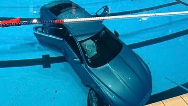 Francouzsk� �idi�ka si spletla ped�ly a se sv�m Jaguarem XF v polovin� prosince skon�ila na dn� kryt�ho m�stsk�ho plaveck�ho baz�nu v La Ciotat.