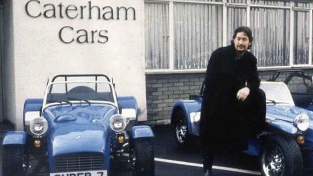 Na klasickou konstrukci Caterhamu Super Seven nedal Rea dopustit.