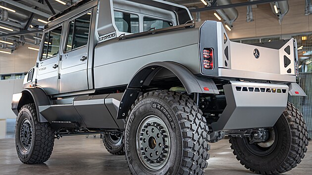 Pod kapotou m� nov� koncept na b�zi Unimogu U 4023 m�sto obvykl�ho �ty�v�lce unimog� �estiv�lcov� kolos OM 936 o objemu 7,7 litru a v�konu 300 kon�. 