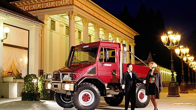 V b�eznu 1994 uk�zal Mercedes sv�tu n�co, co vypadalo jako omyl v konfigur�toru. Konstrukt��i vzali Unimog �ady 408, vy�perkovali ho chromem, do kabiny nastrkali v�bavu z tehdej�� t��dy S v�etn� klimatizace, handsfree telefonu a elektrick�ch sedadel, a na podlahu dali koberce.